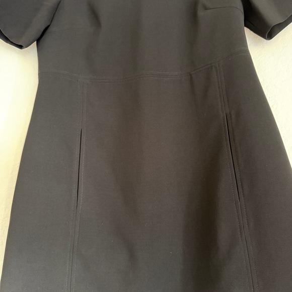 Eliza J Seamed Crepe Shift Dress in Black. Size 8 - Picture 4 of 8